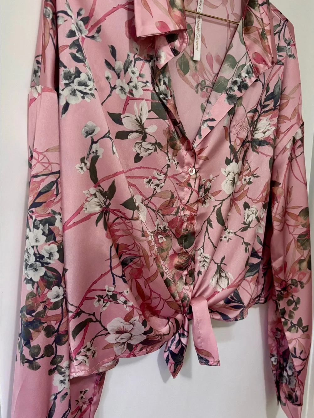 Guess| ‘Jun’ Pink Floral Satin Tie-Front Cropped Button Down Shirt Sz L - Picture 4 of 8